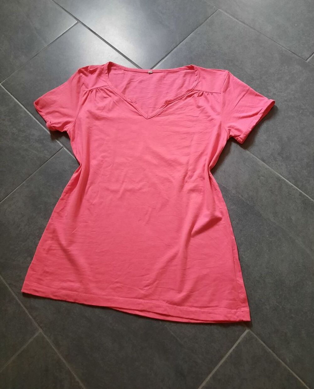 Tee shirt rose &agrave; col V manches courtes neuf T 38 - 40 Vêtements