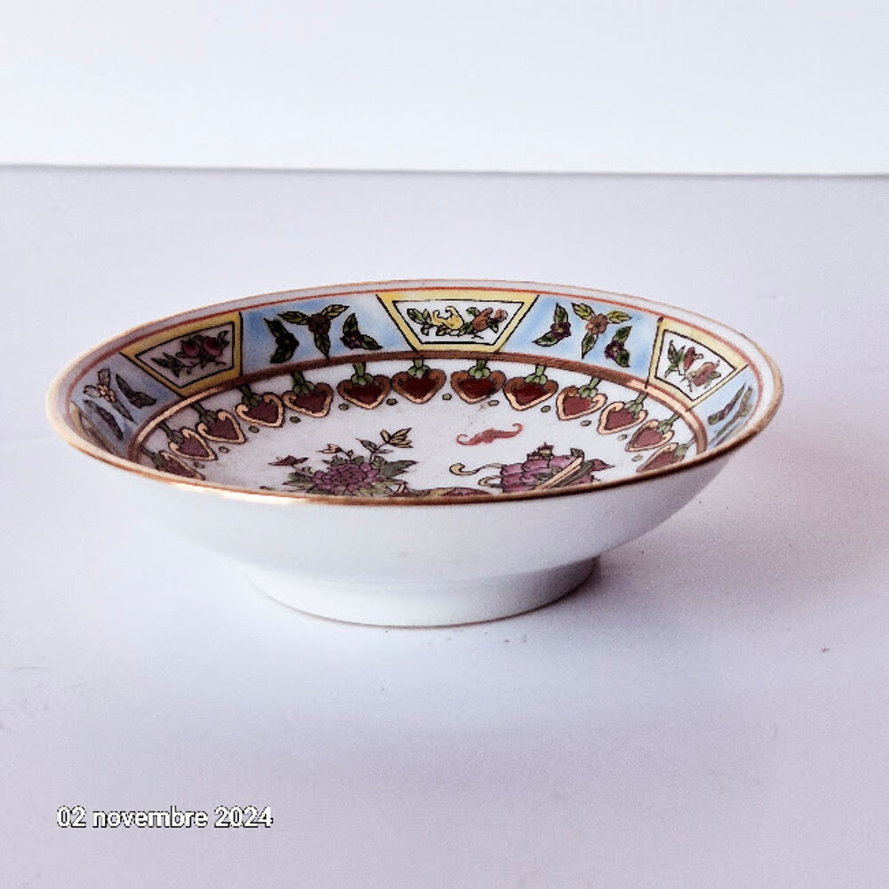 Petit ramequin en porcelaine blanche de Chine , avec dorure Décoration