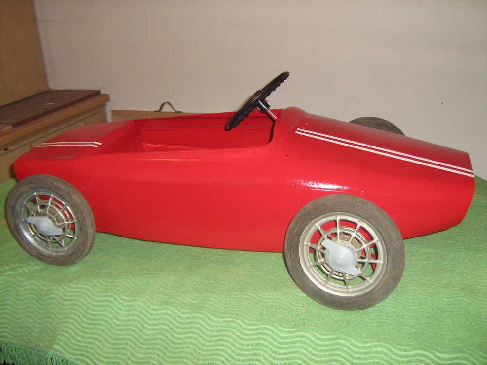 voiture a p&eacute;dales ancienne Jeux / jouets