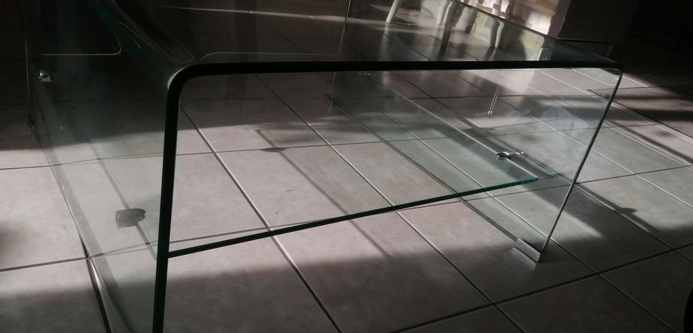 Superbe table basse de design italien en verre tremp&eacute;. Meubles
