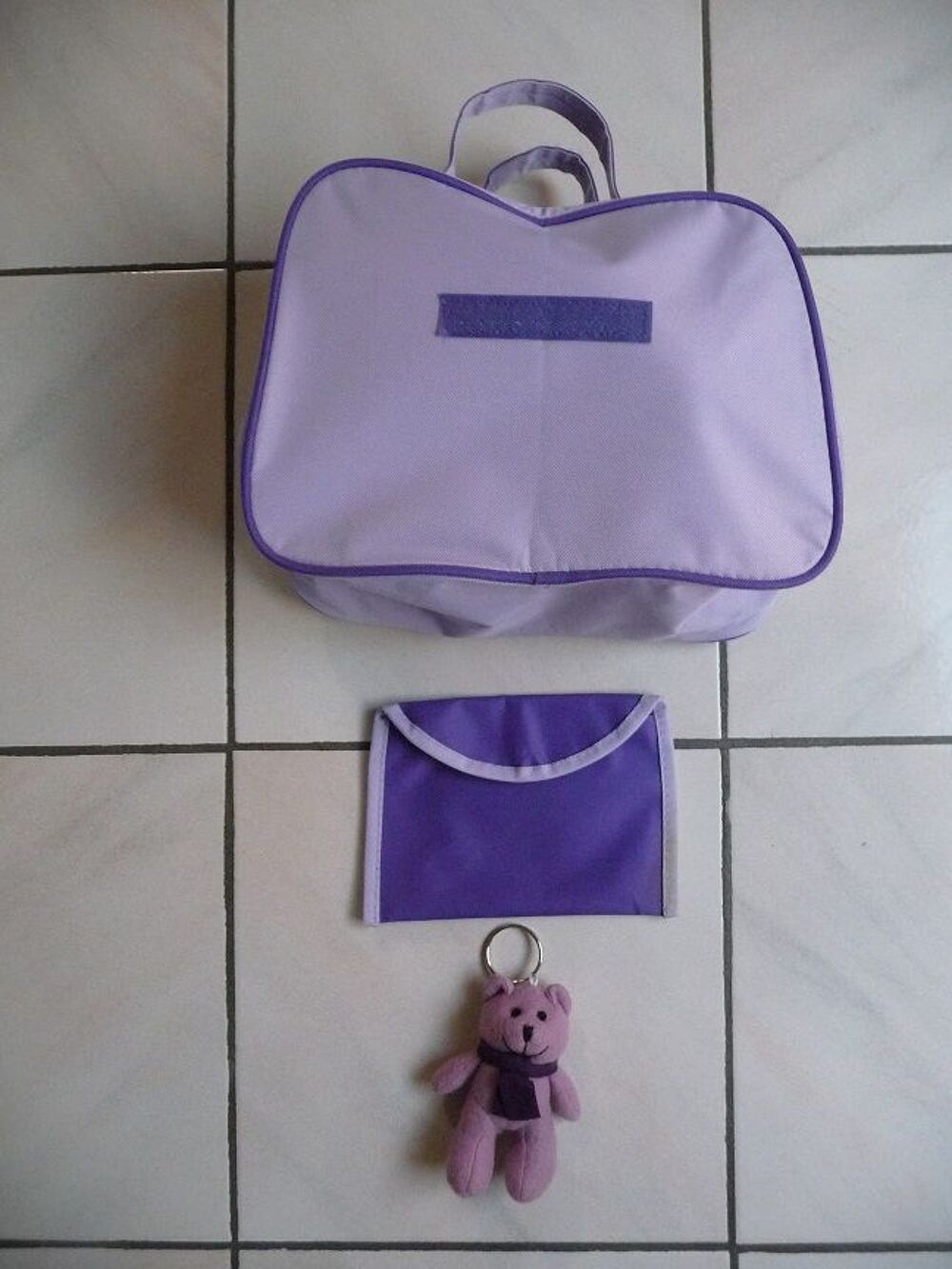 Sac mauve lilas avec pochette et porte-clefs ours Maroquinerie