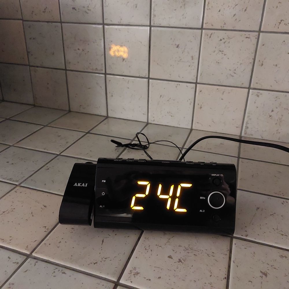 Radio - R&eacute;veil AKAI avec projection de l'heure Audio et hifi