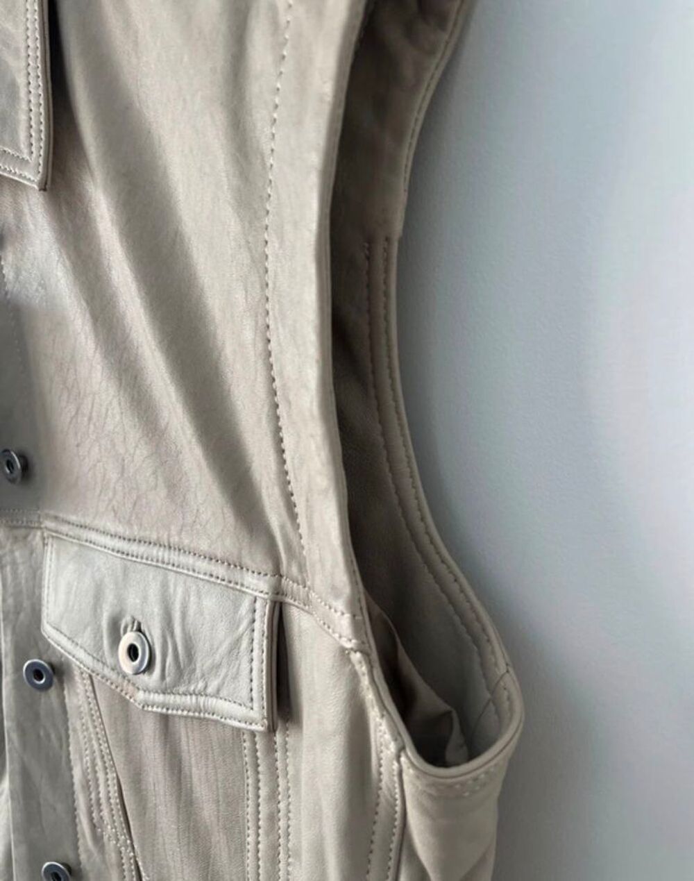 Veste en cuir Alter Ego disponible en couleur cr&egrave;me et noir Vêtements