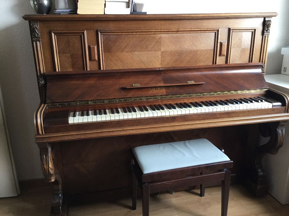 Piano ancien, beau meuble. Instruments de musique
