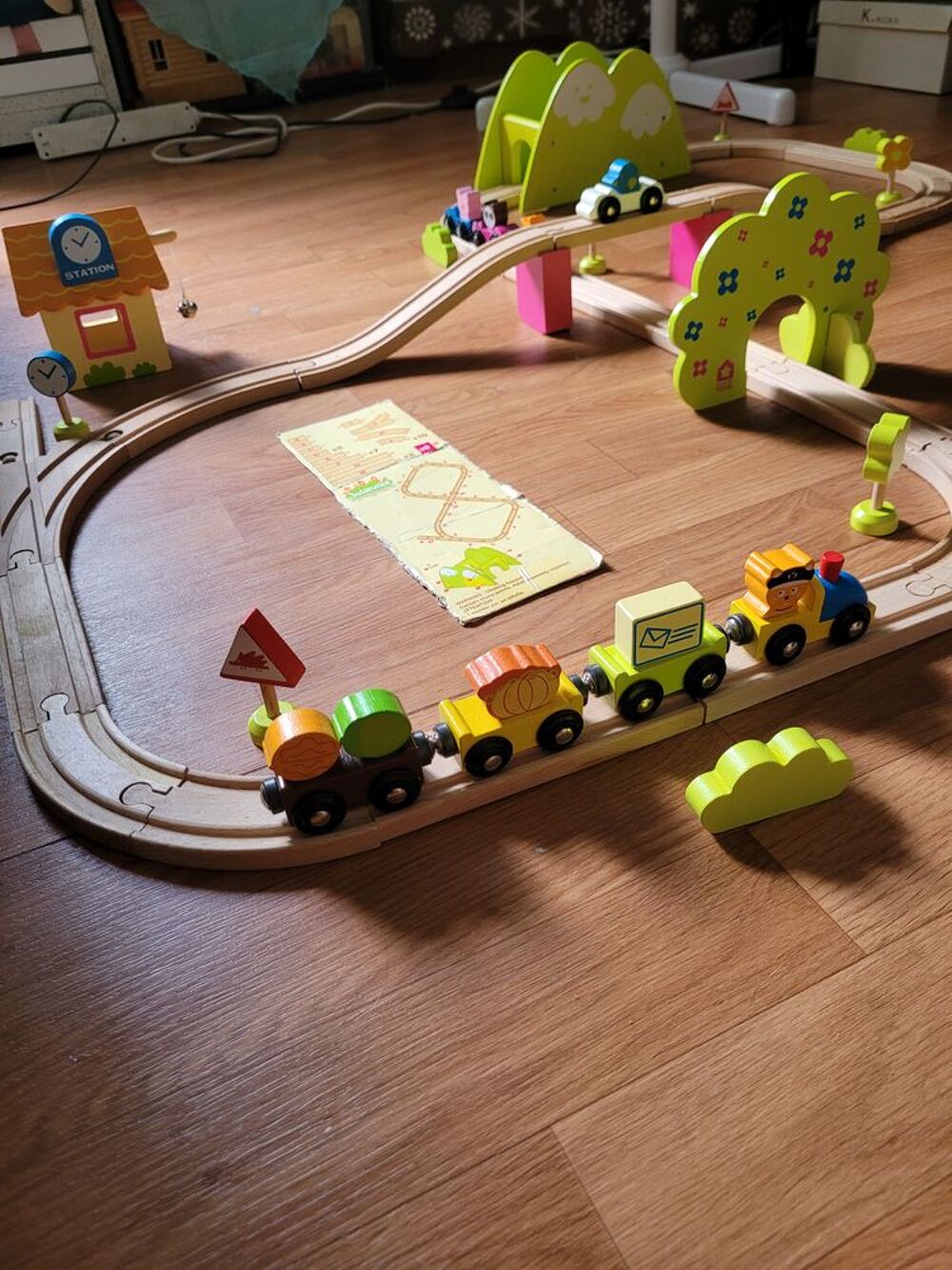 circuit train en bois avec d&eacute;cors Jeux / jouets