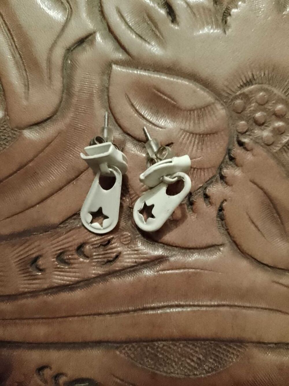 boucles d'oreilles blanches enfants. Bijoux et montres