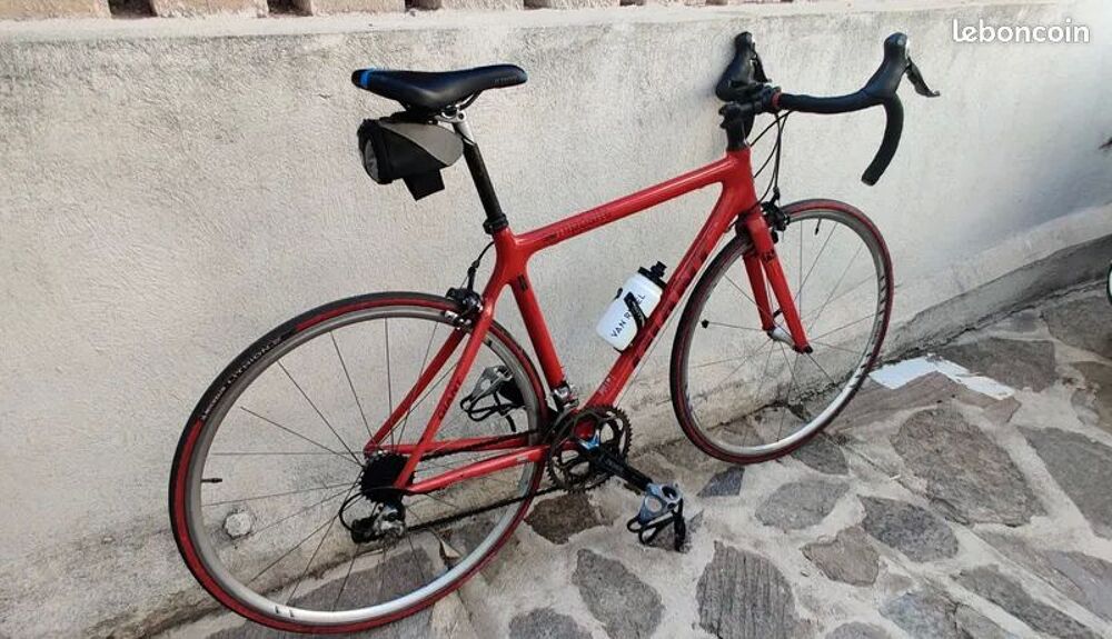 V&eacute;lo de course Giant TCR 2.0 tout carbone sauf les roues. Vélos