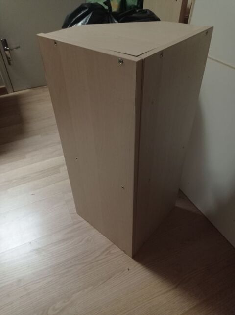 Meuble en coin 
�tat neuf 15 Saint-Martin-sur-le-Pr� (51)