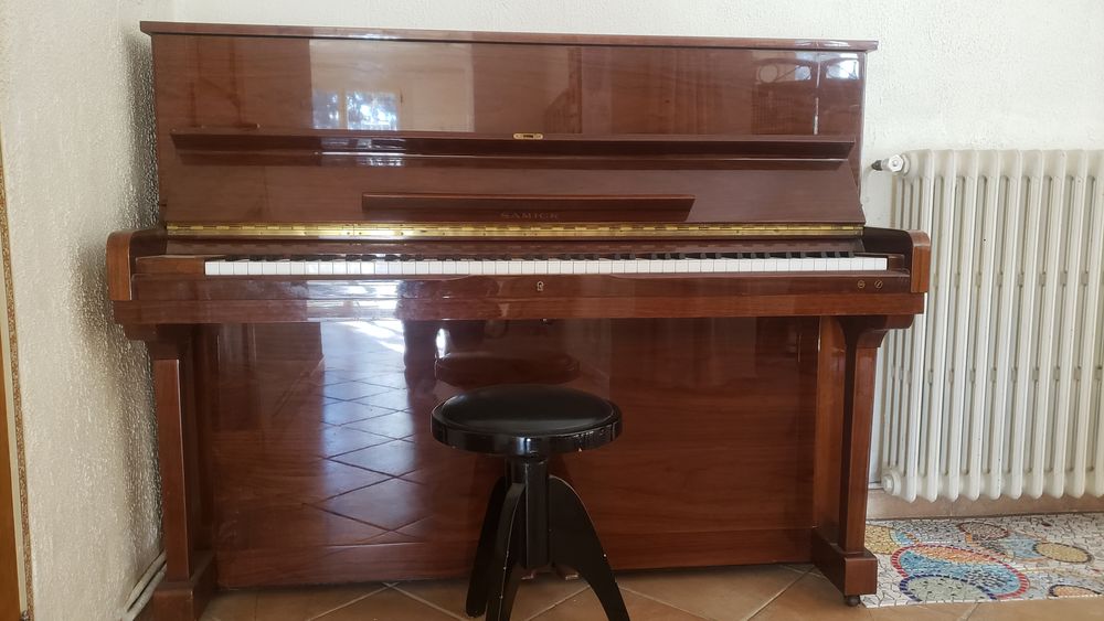 PIANO DROIT DE LA MARQUE SAMICK Instruments de musique