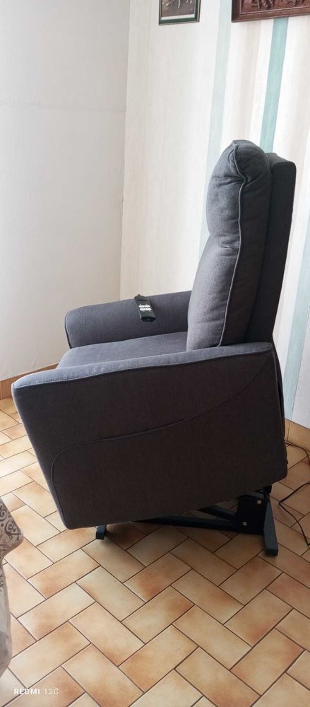 fauteuil relax releveur &eacute;lectrique Elliot avec t&eacute;l&eacute;commande Meubles