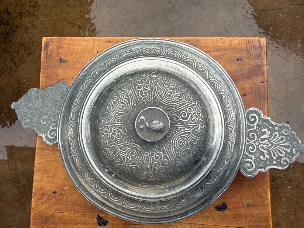 petite soupi&egrave;re en &eacute;taim Décoration