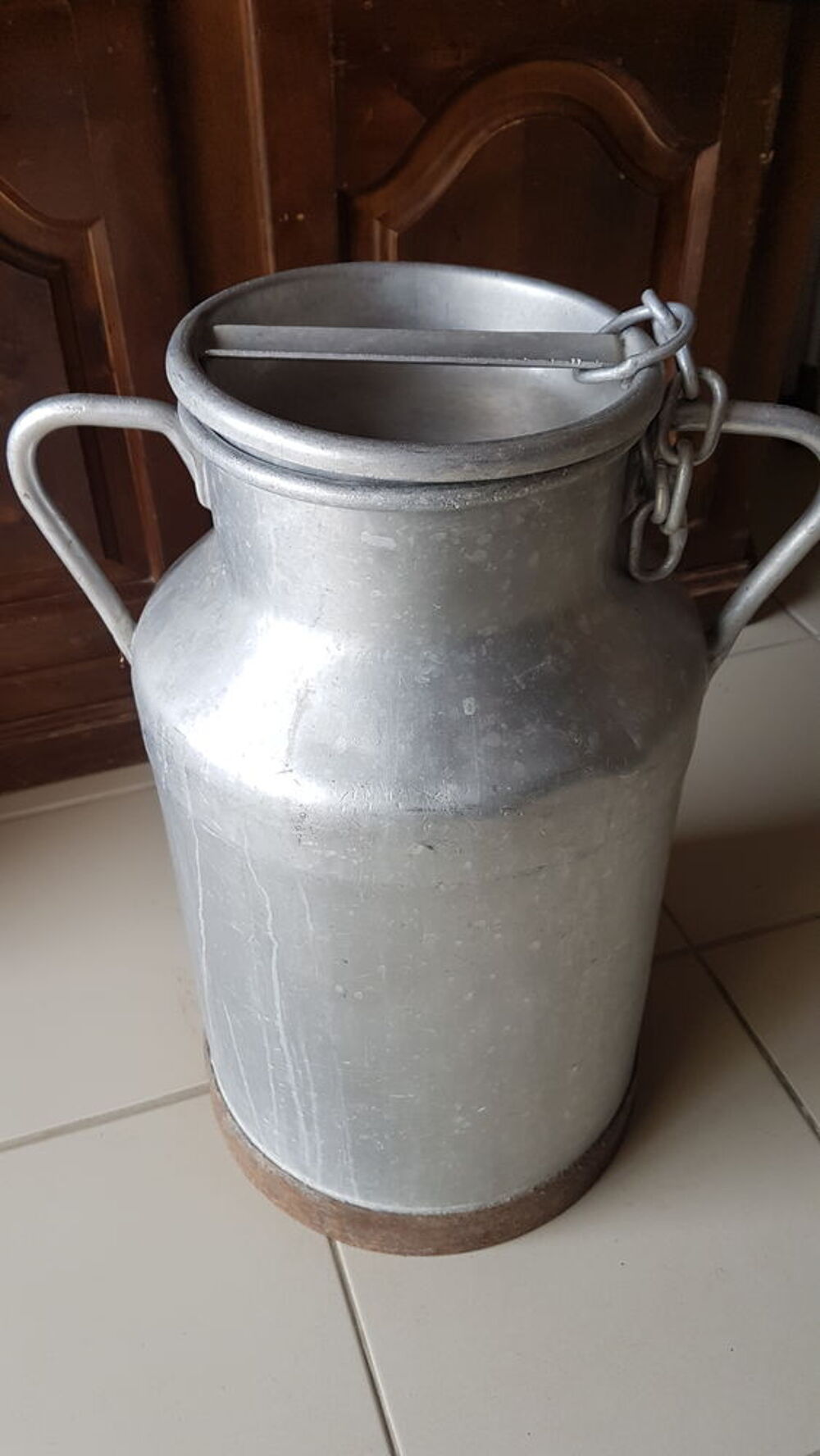 Ancien pot à lait en aluminium et poignée en bois –