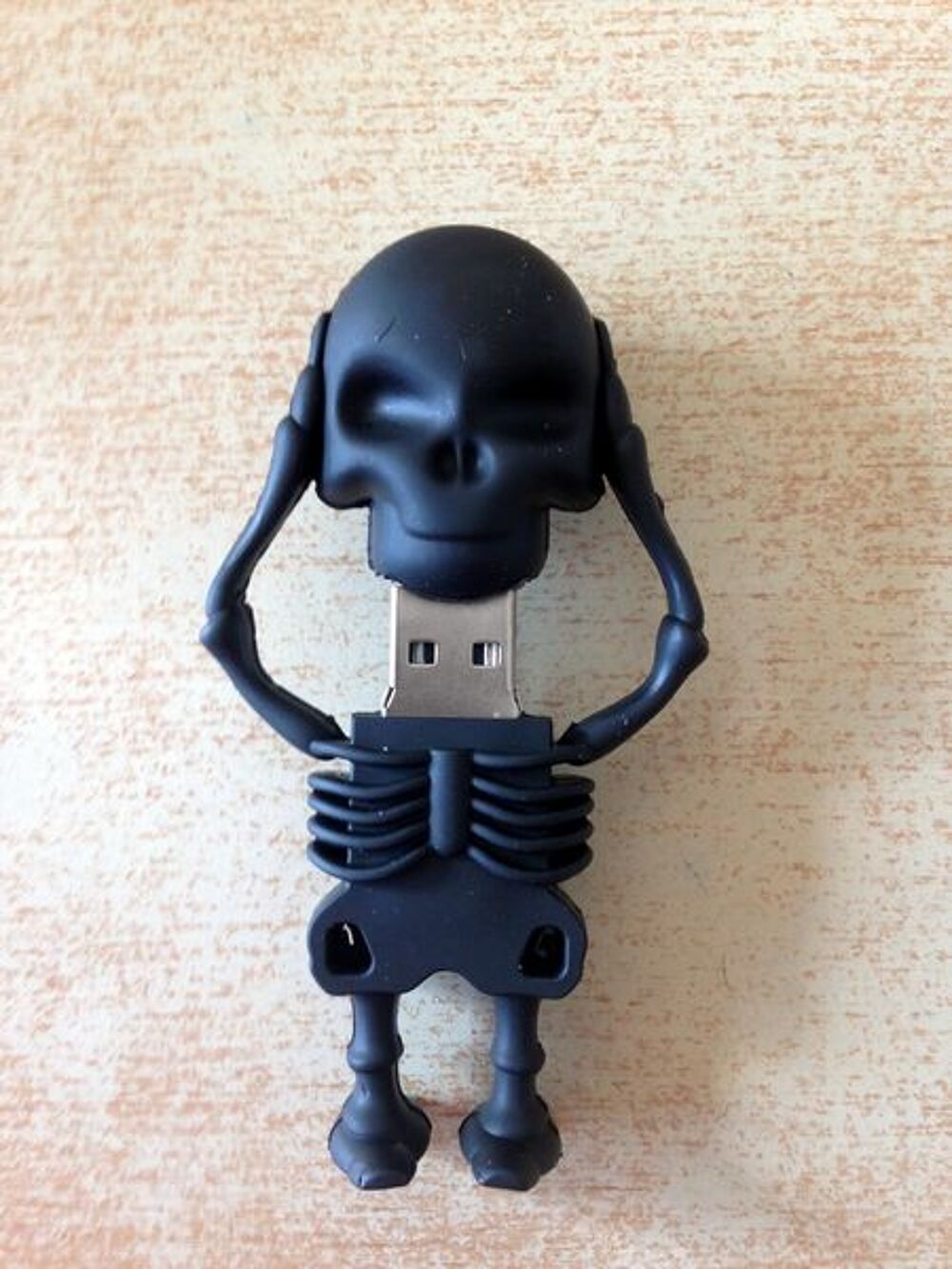 cl&eacute; usb 8 go fantaisie squelette t&ecirc;te de mort noire Matériel informatique