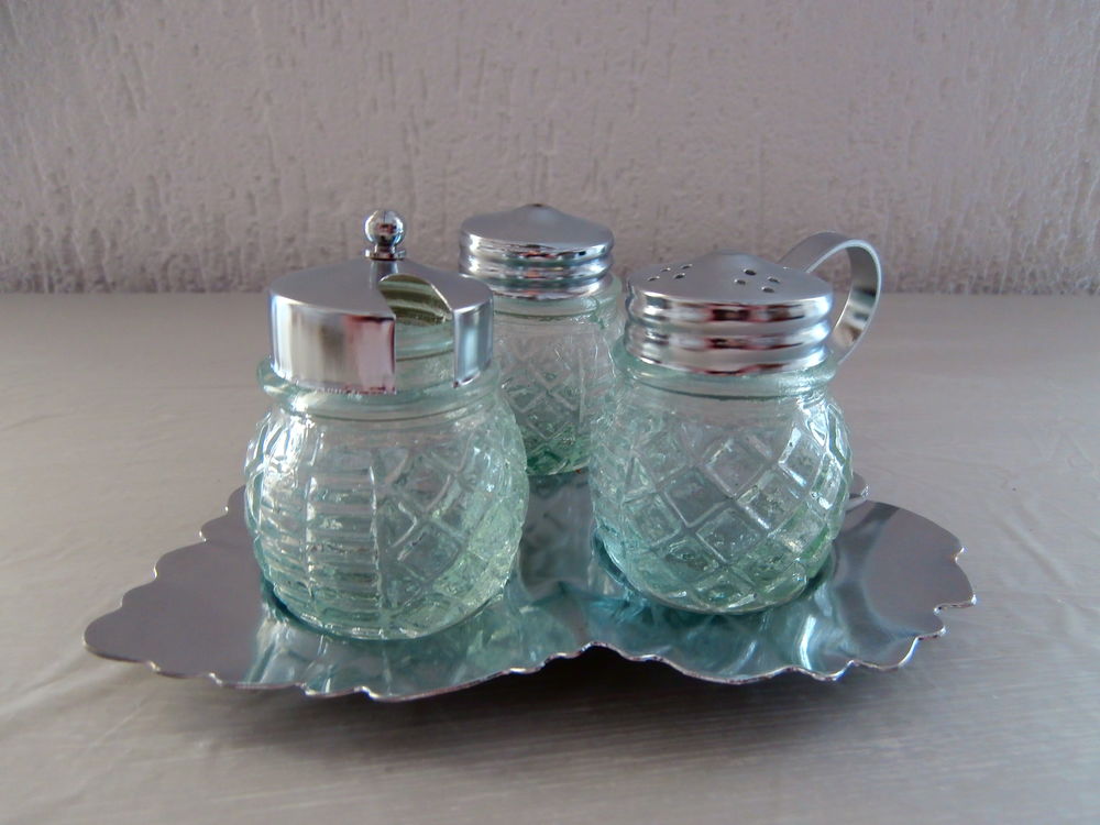 Petit plateau en m&eacute;tal argent&eacute;, avec 3 flacons Décoration