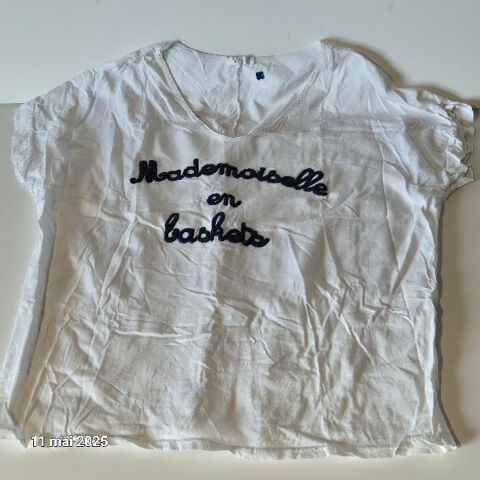 T-shirt  Mademoiselle en baskets  floqu bleu sur  fond blan 3 Saumur (49)