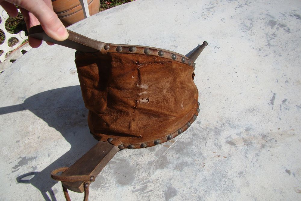 Ancien soufflet de chemin&eacute;e en bois et cuir
Décoration