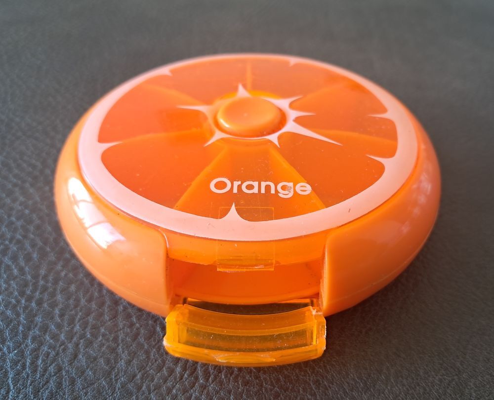 pilulier en forme de quartier d'orange avec bouton pressoir Sports
