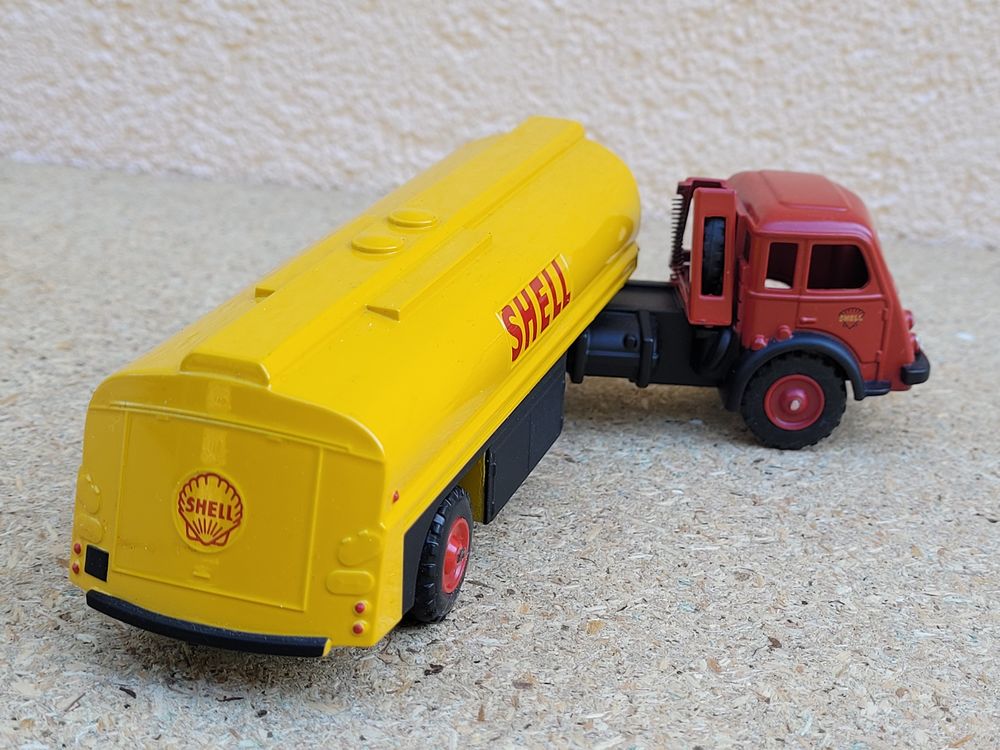 Renault Fain&eacute;ant semi-remorque citerne Shell 
