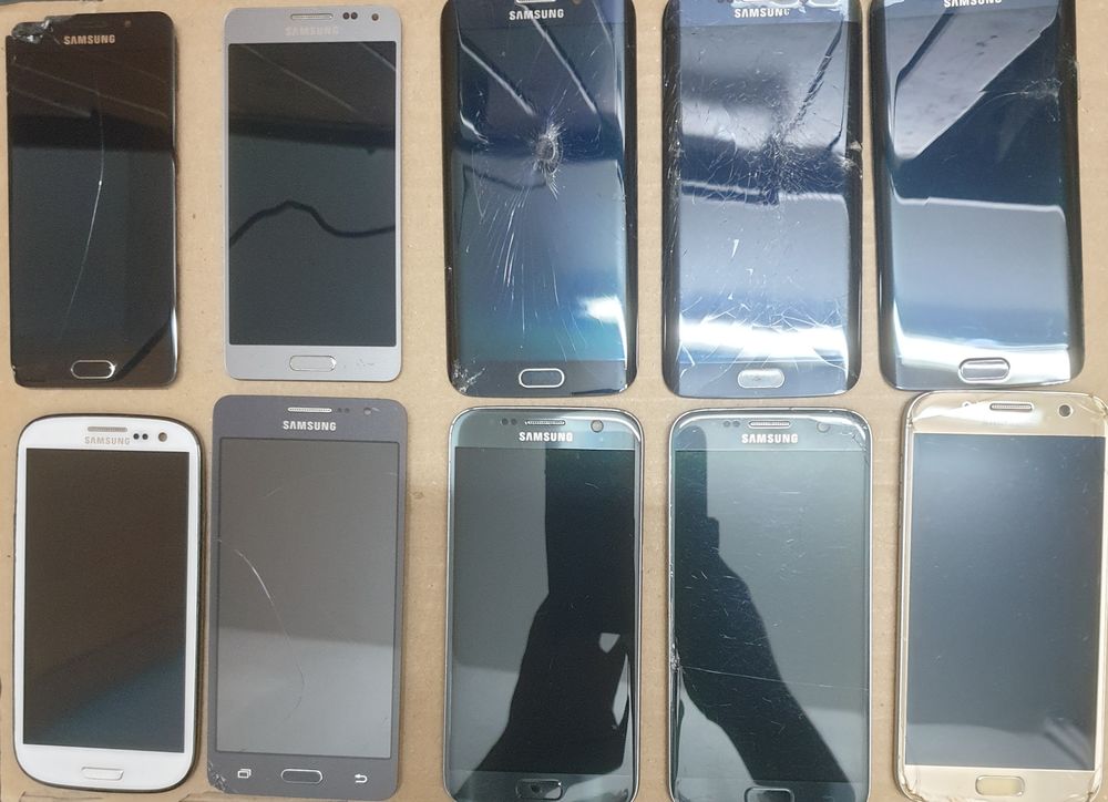 Lot de smartphones Samsung pour pi&egrave;ces 2 Téléphones et tablettes