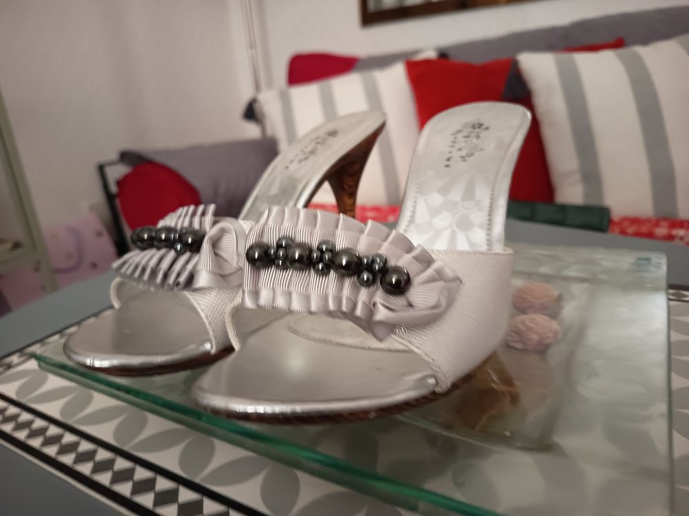Mules d'appartement tr&egrave;s bon &eacute;tat 
Pointure 39 Chaussures