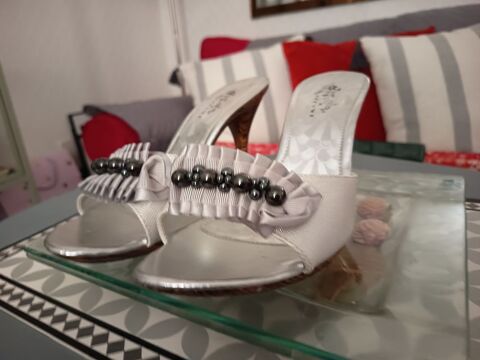 Mules d'appartement tr�s bon �tat 
Pointure 39 10 Saint-Pierre-des-Corps (37)