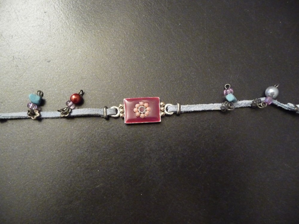 Bracelet en Daim Bleu Ciel et en M&eacute;tal Argent&eacute;- Neuf Bijoux et montres