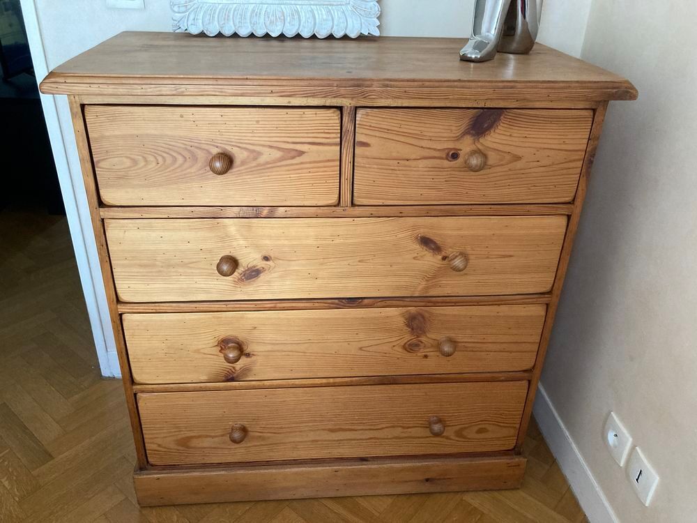 Commode 5 tiroirs en bois massif .
Meubles