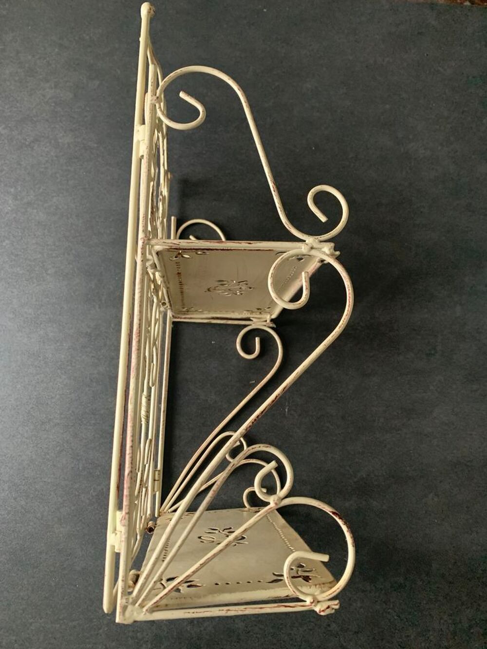 magnifique &eacute;tag&eacute;re m&eacute;tallique
Décoration