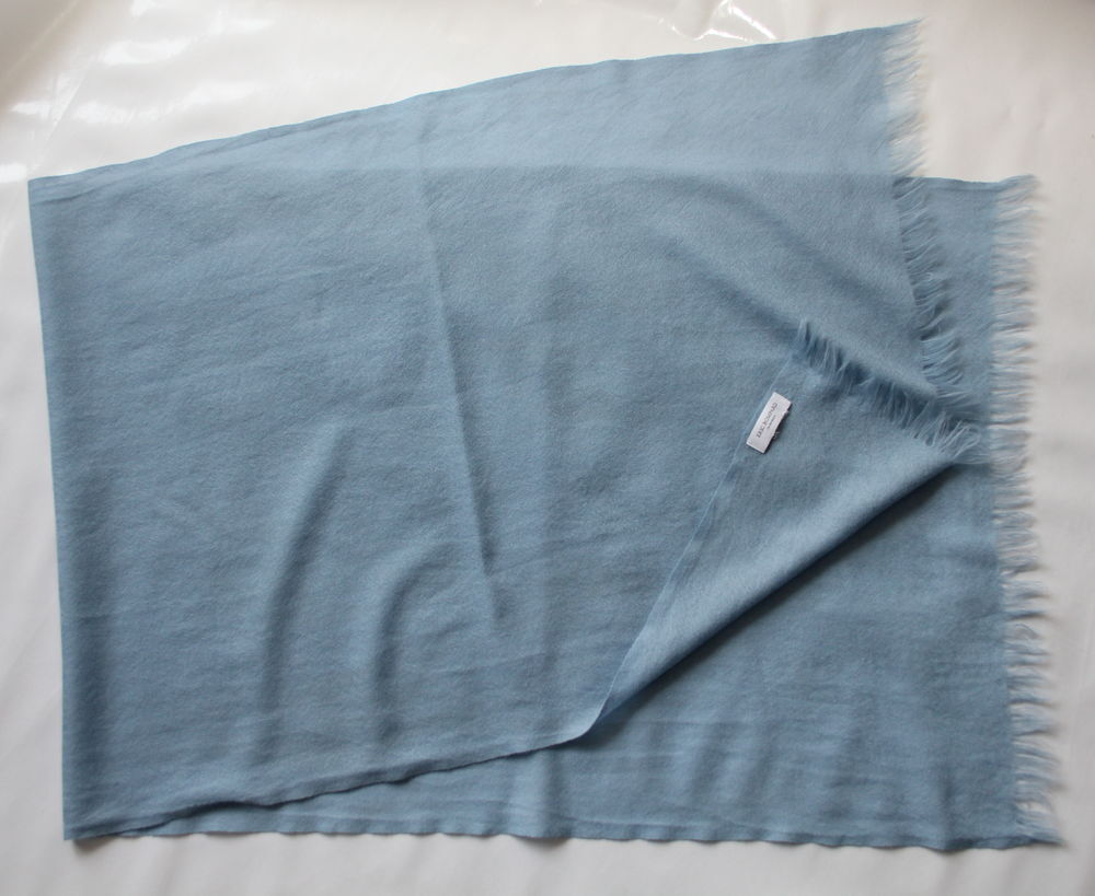 Echarpe cachemire et soie bleue ERIC BOMPARD
Vêtements