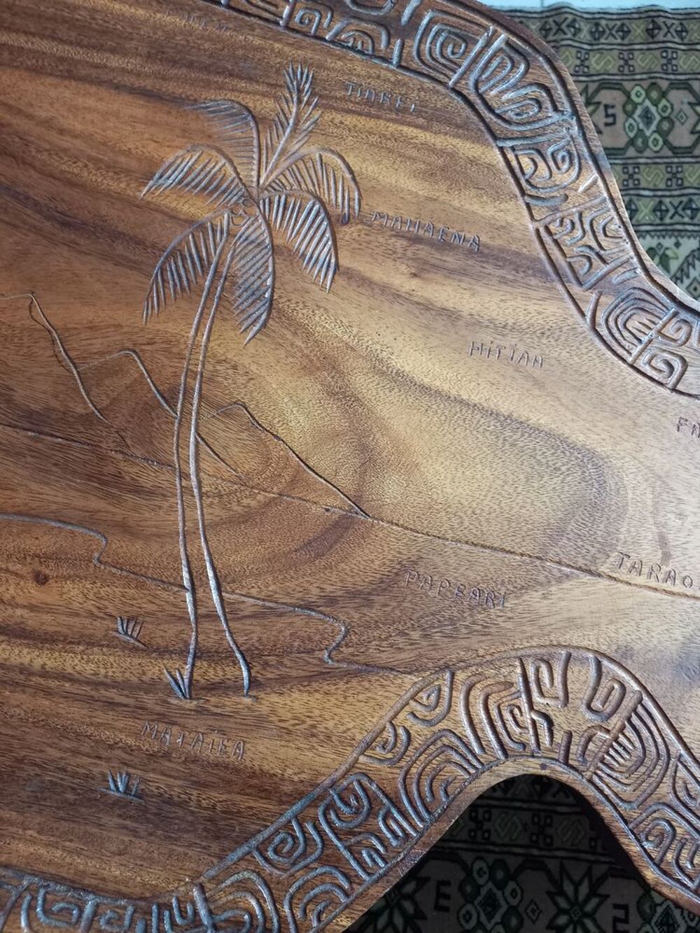 Table basse &agrave; la forme de l'&icirc;le de Tahiti, grav&eacute;e Meubles
