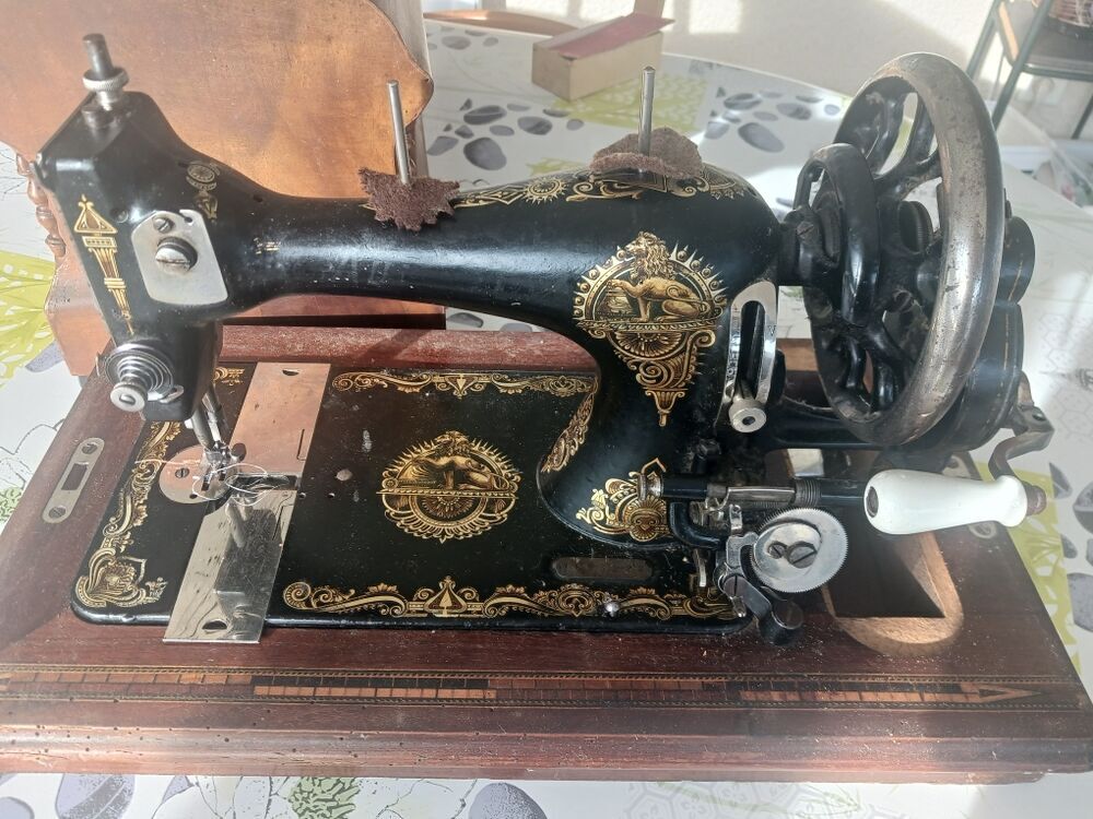 8
Machine a coudre ancienne Electroménager