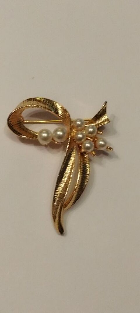 Broche Élégante Dorée Fausses Perles nacrées 4,5 x 3,7 cm 11 Écuisses (71)