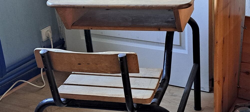 BUREAU ENFANT
petit bureau bois vintage avec encrier
Meubles