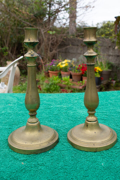 Paire de bougeoirs en laiton, style Louis Philippe. 20 La Crau (83)