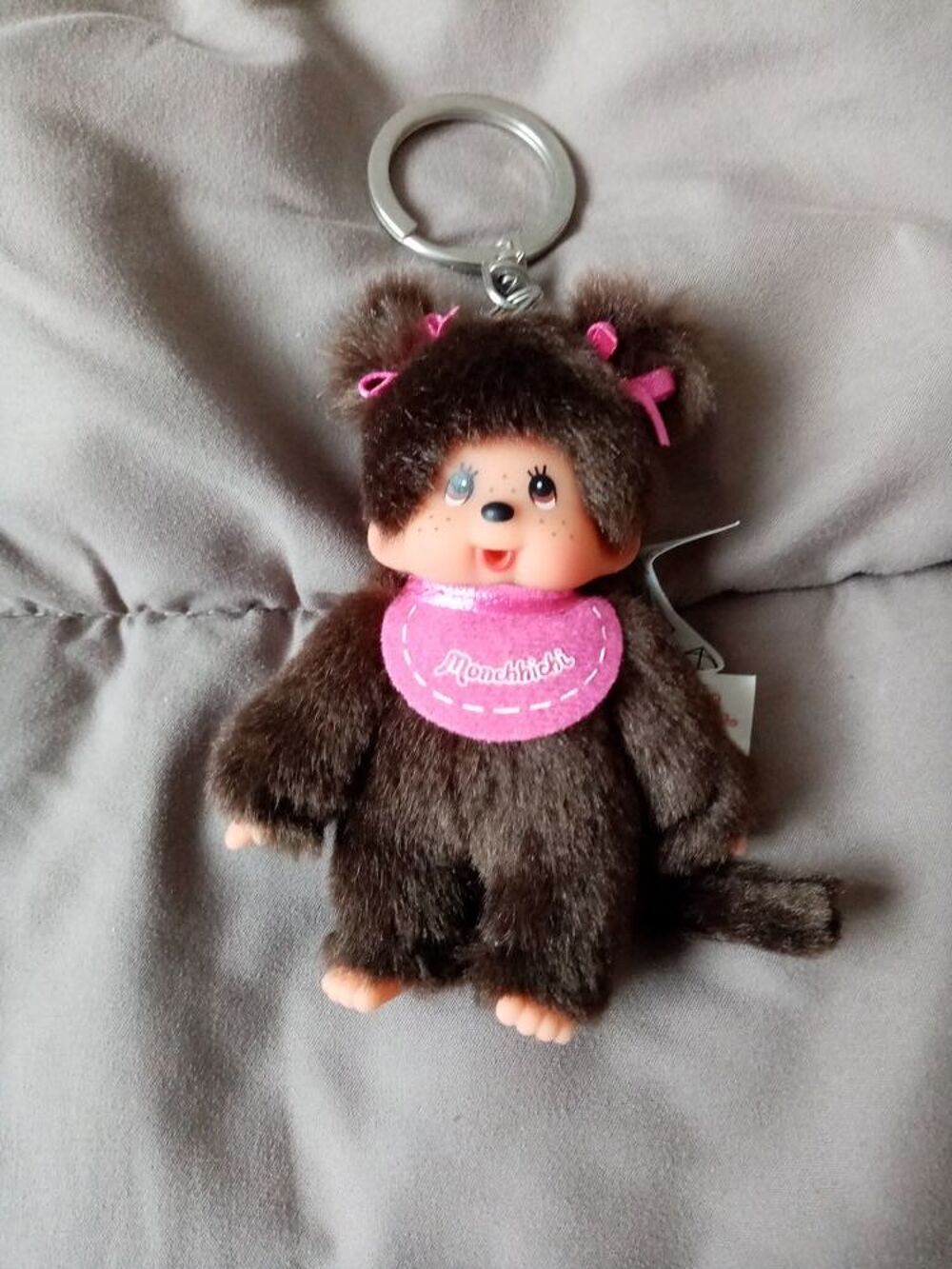 Porte clefs kiki bavoir rouge ou bleu ou rose 