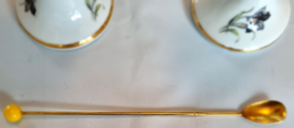 Ancien service de 5 Mazagran et 6 cuill&egrave;res en porcelaine 