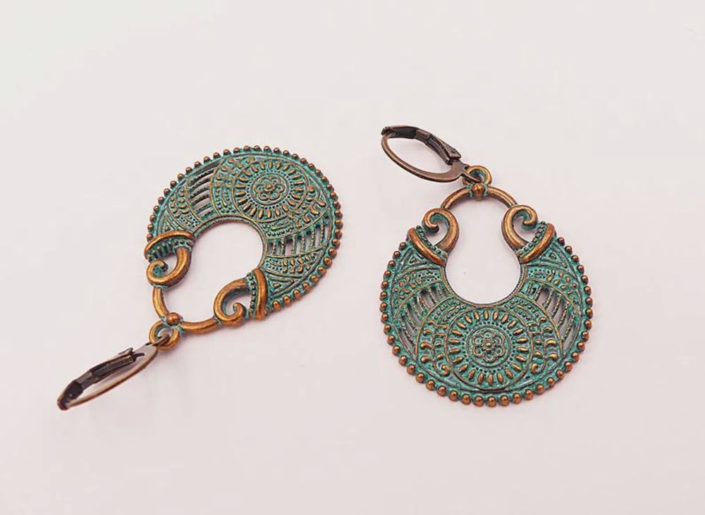 Boucles d'oreilles pendantes, m&eacute;tal cuivr&eacute; patin&eacute; Bijoux et montres