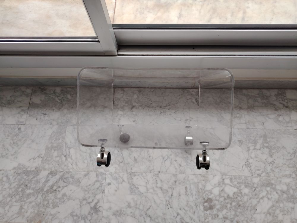 Meuble en plexiglas sur roulettes Meubles