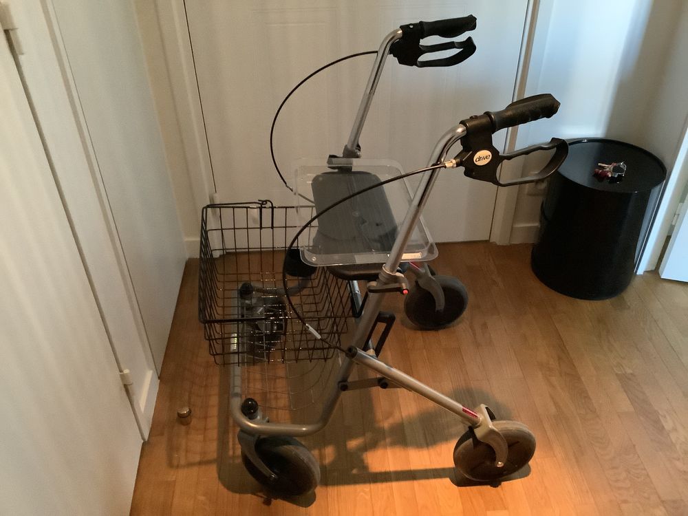 d&eacute;ambulateur &agrave; 4 roues Meubles