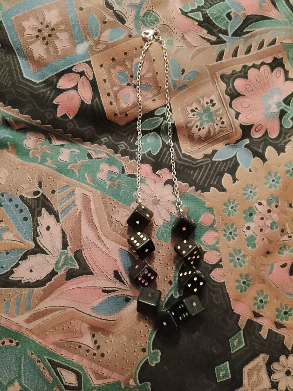 collier d&egrave;s noirs et m&eacute;tal argent&eacute; enfants. Bijoux et montres