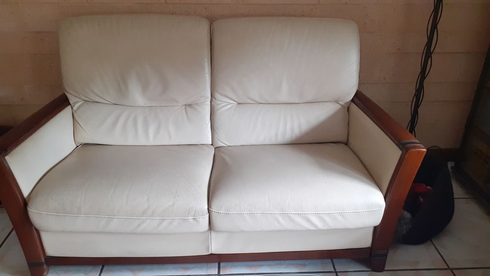 canap&eacute; fauteuil et pouf en cuir beige Meubles