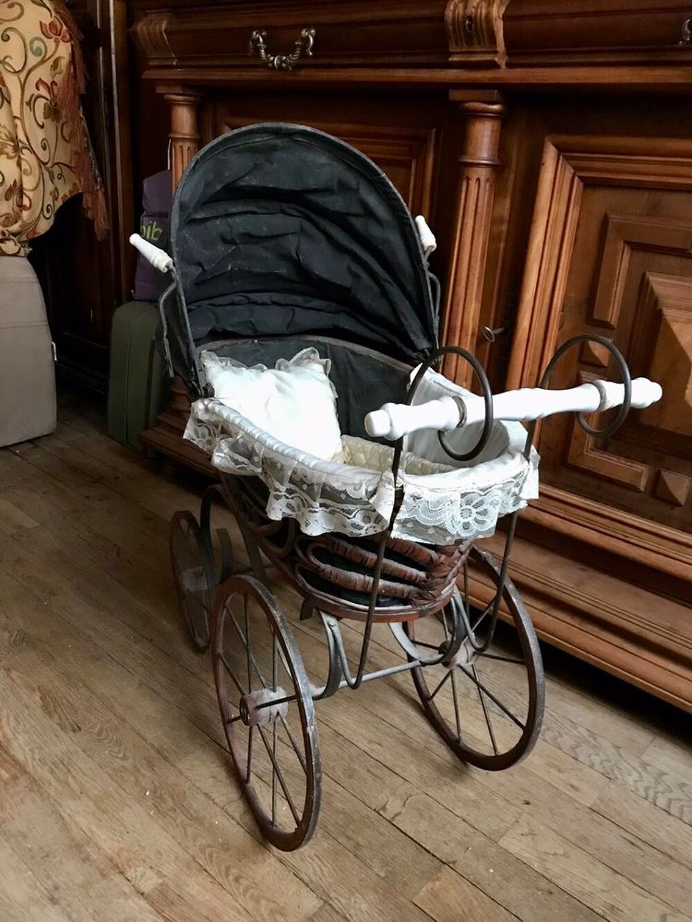 Landau ancien de poup&eacute;e Hauteur 74 cm
