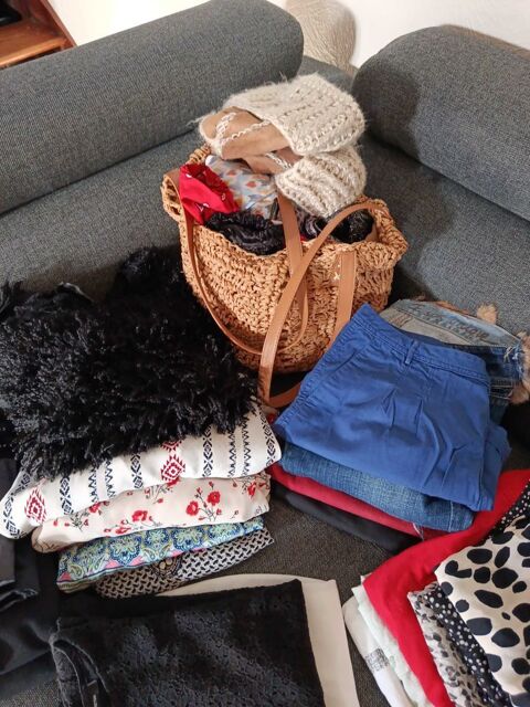 A saisir, gros Lot vtements femme/ jeune fille, taille S /M + DONS 55 Langueux (22)