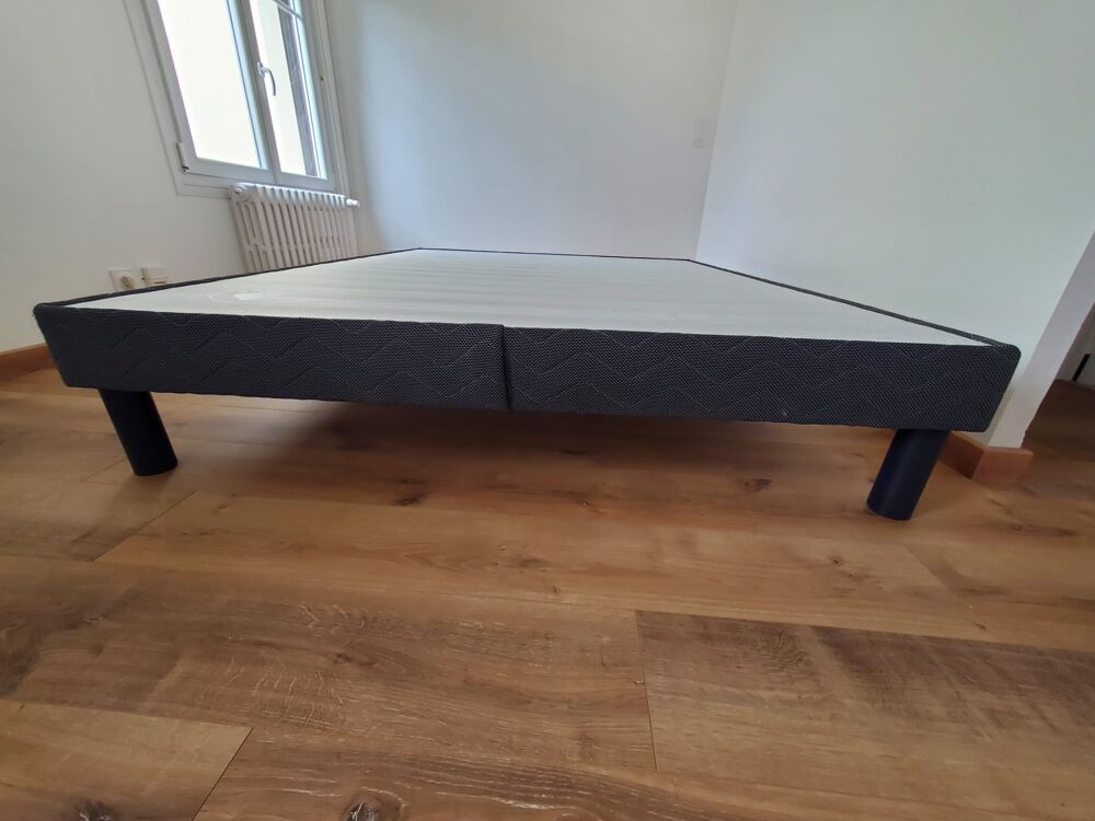 Sommier 160x200 plein + pieds ? tr&egrave;s bon &eacute;tat Meubles