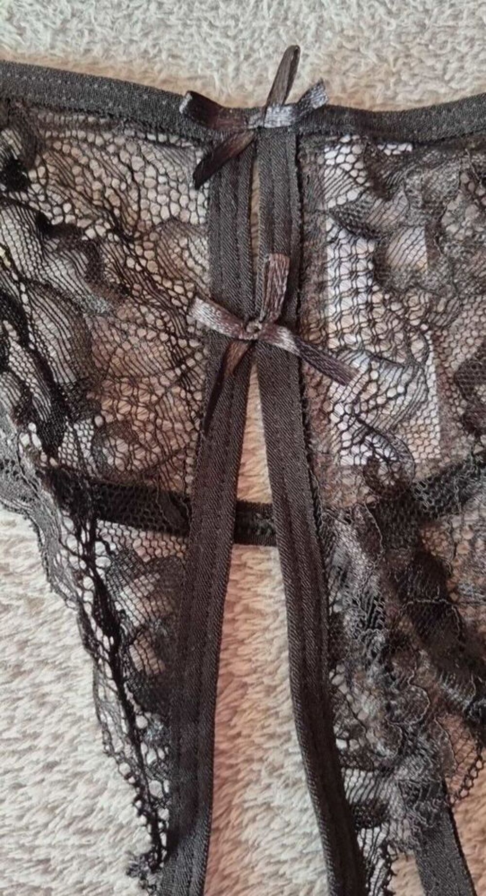 Tr&egrave;s joli string papillon noir Vêtements