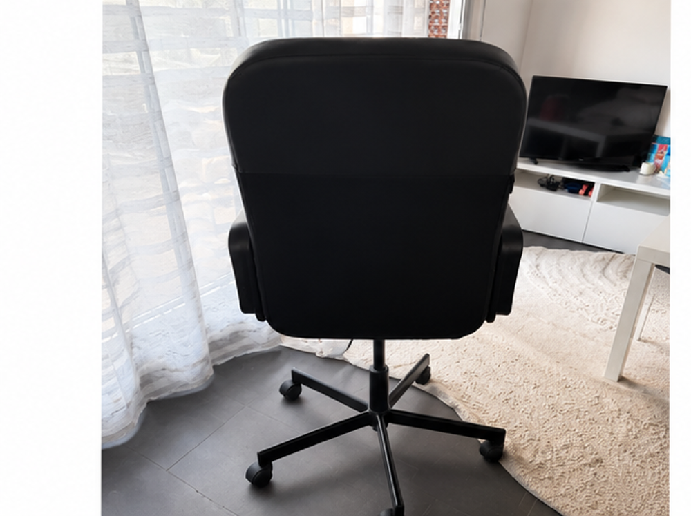Chaise de bureau noire &agrave; roulettes, confortable en bon &eacute;tat Meubles