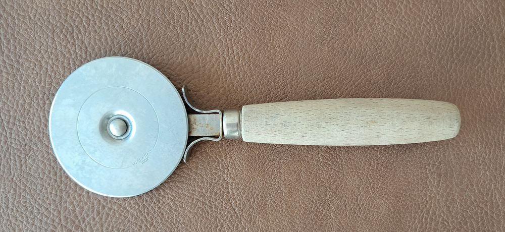 lot de 2 roulette &agrave; p&acirc;tes pizza en inox et manche en bois 
Cuisine