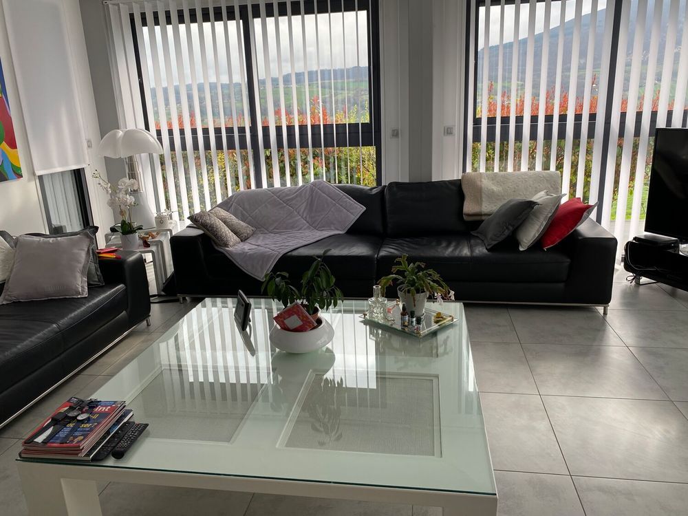 2 canap&eacute;s cuir noir en bon &eacute;tat de 3,20m de longueur.
Meubles