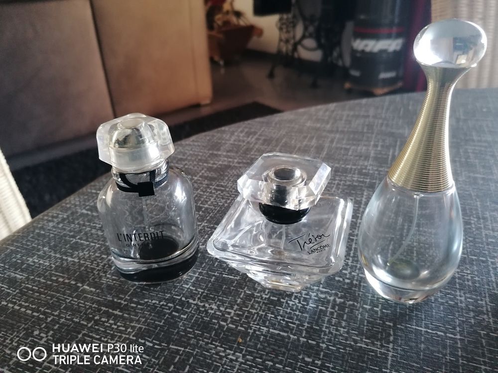 Lot de 22 flacons de parfum vides 