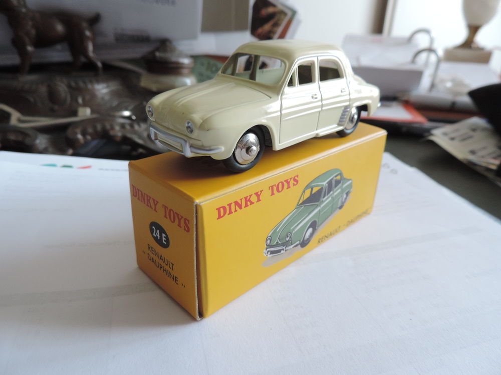 DINKY TOYS - RENAULT DAUPHINE - Ech. 1/43 &egrave;me 